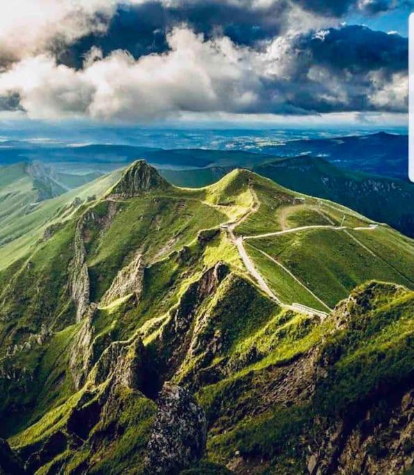 Dans Un Village En Auvergne Sancy Egliseneuve-d'Entraigues